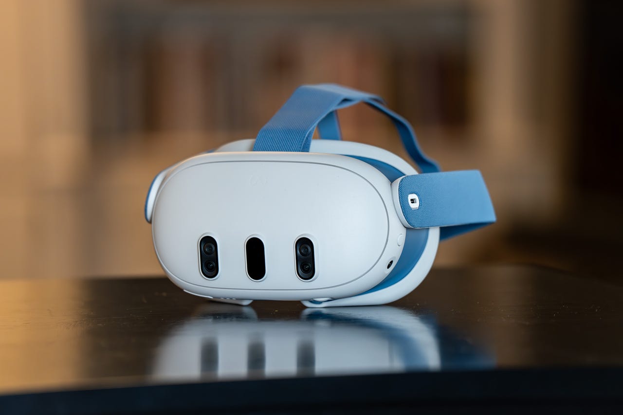 Quest 3 headset with blue straps