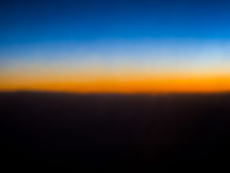 Lever de soleil par le hublot d'un avion (abstrait), pris avec l'iPhone 15 Pro Max