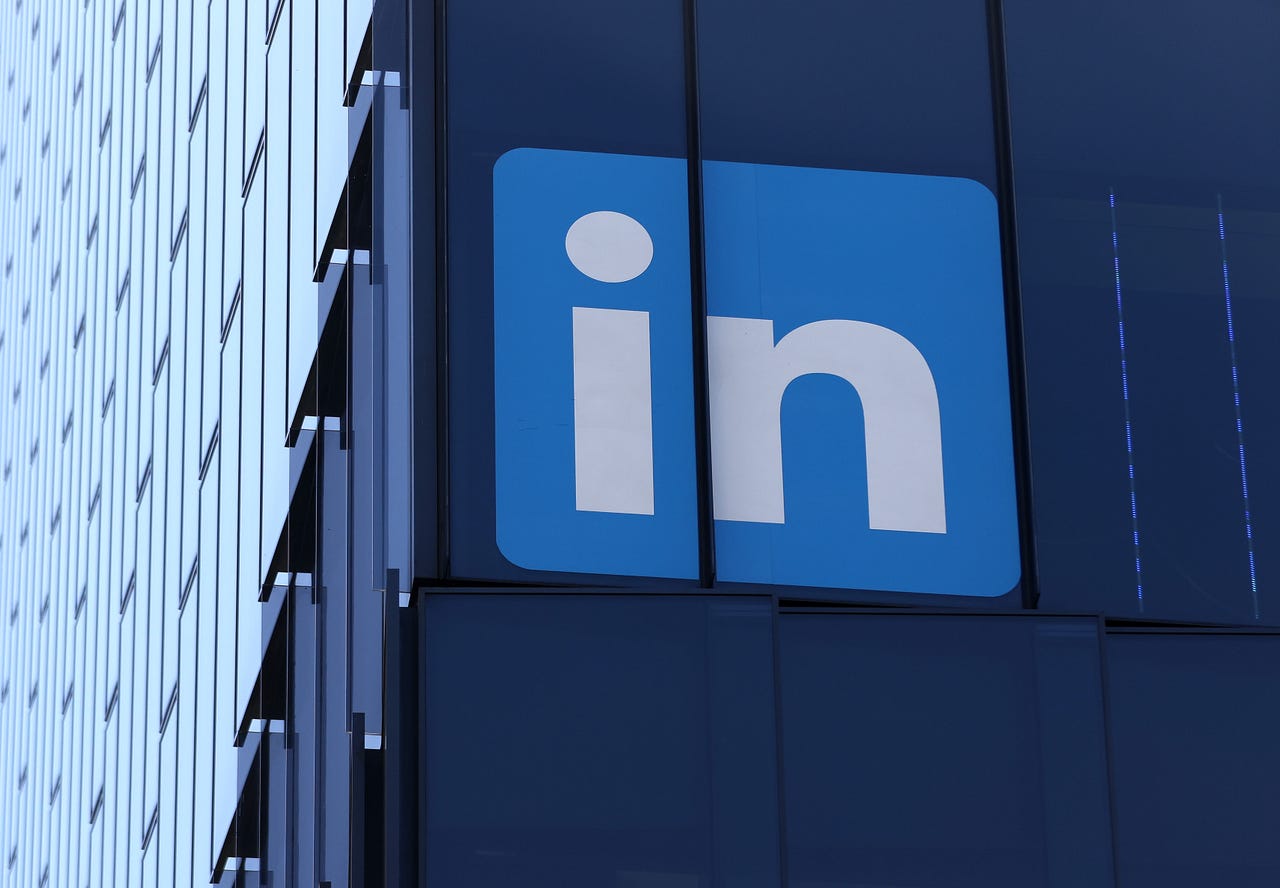 Logotipo de LinkedIn en el edificio