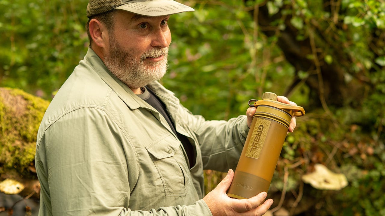 Adrian Kingsley-Hughes holding the Grayl GeoPress 24 oz water purifier bottle.