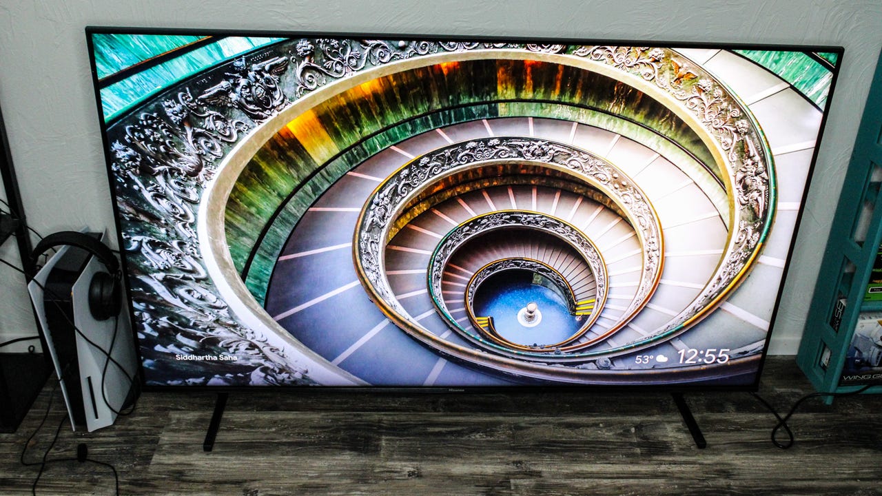 Un televisor Hisense U8K que muestra una pasarela en espiral