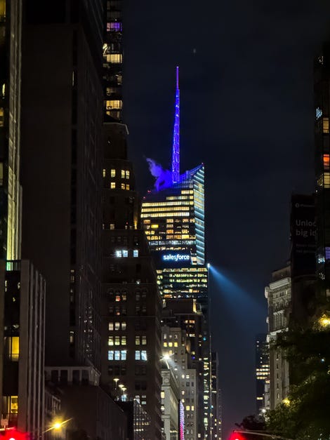 Ligne d'horizon de Midtown Manhattan la nuit, prise par l'iPhone 15 Pro Max