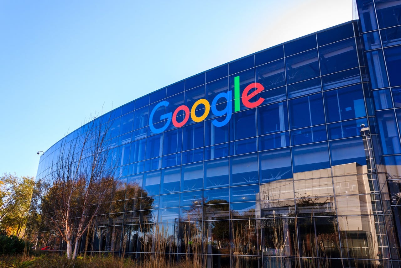 Сграда на Google със синьо небе на заден план