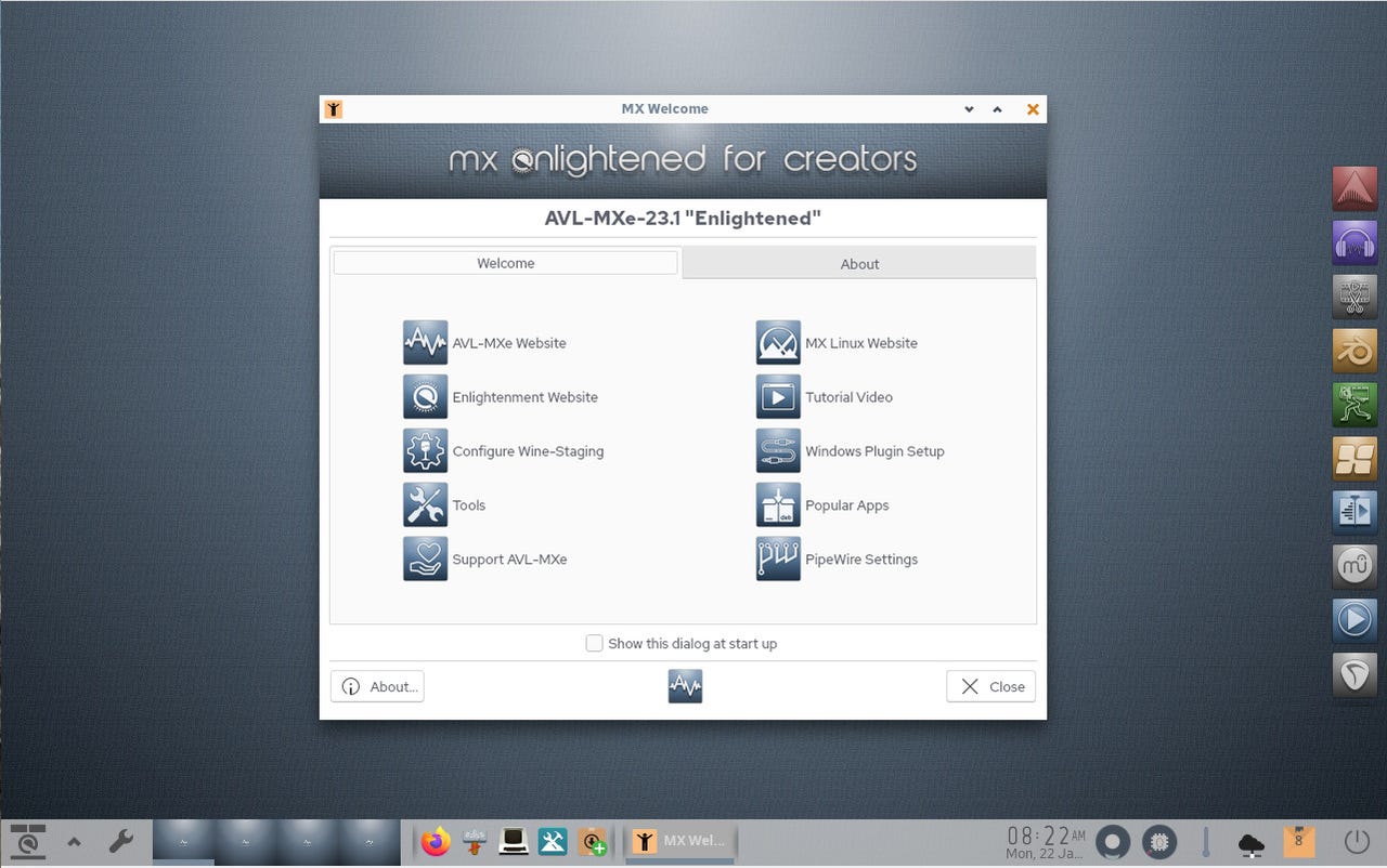 The default AVLinux MXe desktop with Welcome app.