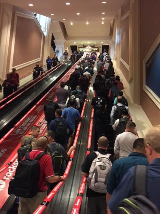 conference-crowd-escalator-vmworld-joe-mckendrick-august-2017.jpg