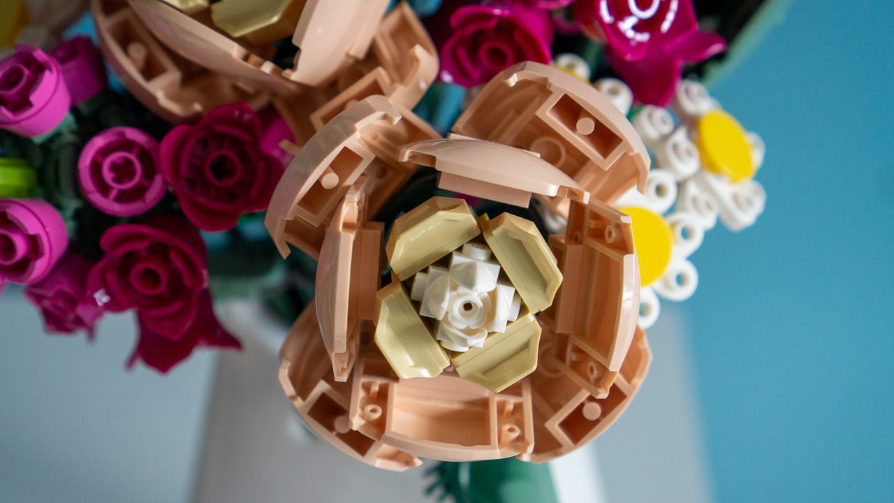 LEGO's Rose Bouquets Make the Perfect Valentine's Day Gift – SheKnows