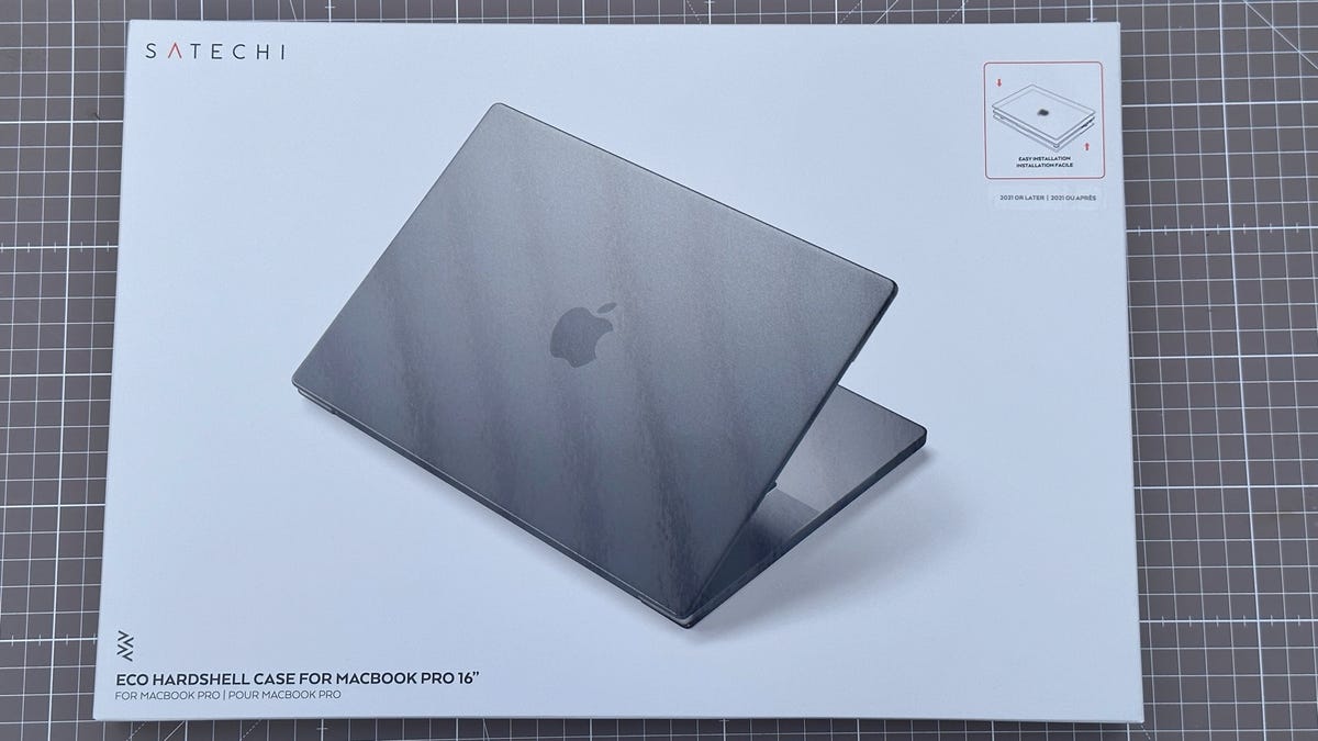 Satechi Eco-Hardshell Case برای MacBook Pro 2021 16 و 14 اینچی در پس‌زمینه قهوه‌ای.